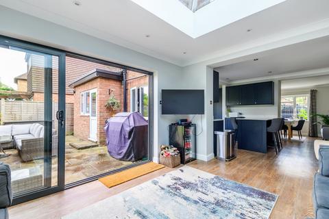 1 Abbey Close, Woking, GU22 8RY