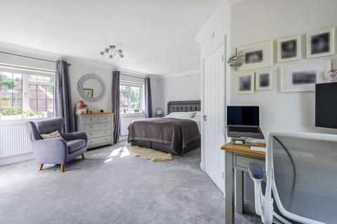 1 Abbey Close, Woking, GU22 8RY