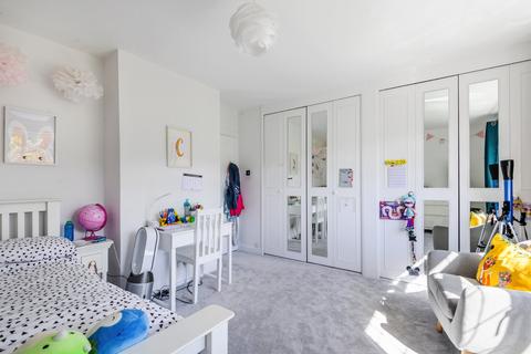 1 Abbey Close, Woking, GU22 8RY