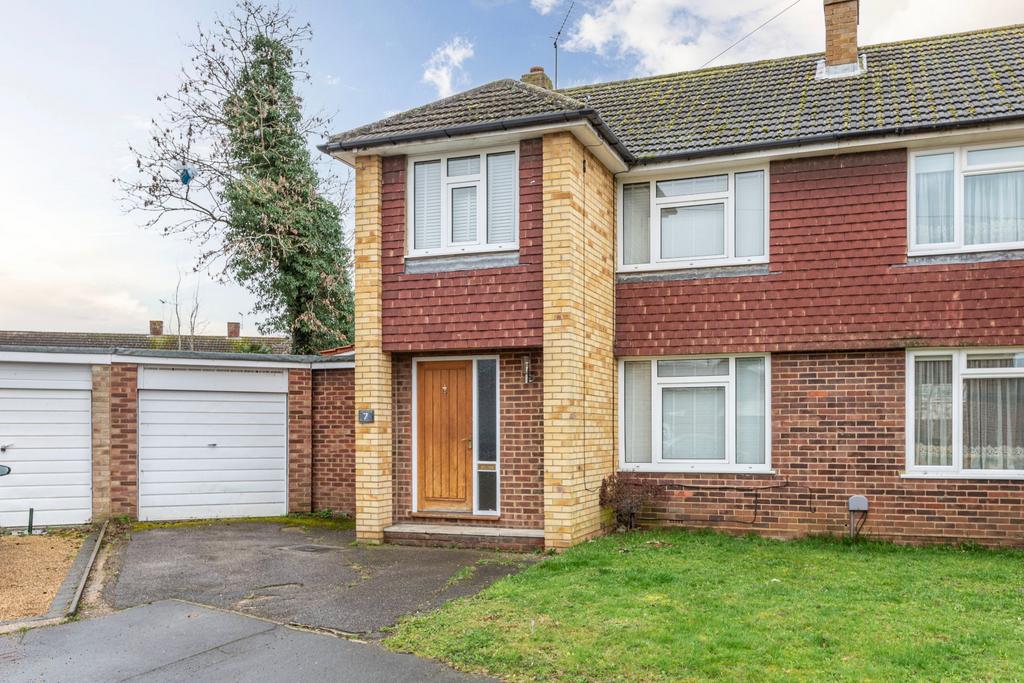 Byfleet, Byfleet KT14 3 bed semidetached house for sale £525,000