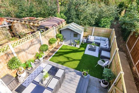 9 Dunfee Way, West Byfleet, KT14 6HJ