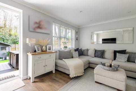 9 Dunfee Way, West Byfleet, KT14 6HJ