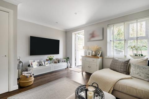 9 Dunfee Way, West Byfleet, KT14 6HJ