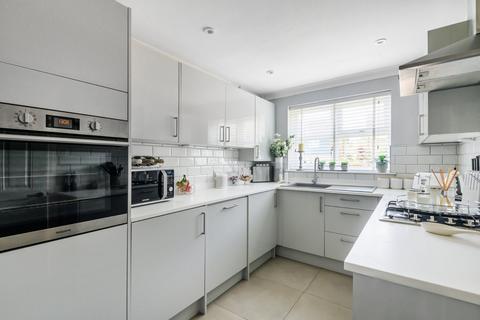 9 Dunfee Way, West Byfleet, KT14 6HJ
