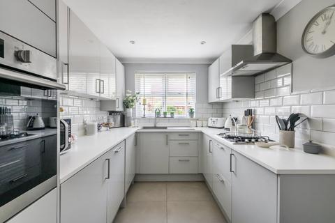 9 Dunfee Way, West Byfleet, KT14 6HJ