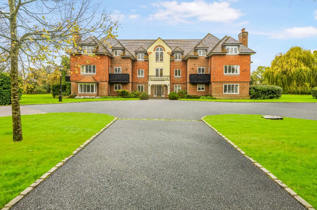 Pyrford Road, Pyrford GU22 2 bed flat for sale £450,000
