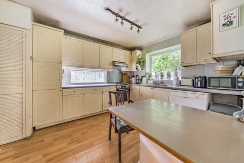 1 Oakcroft Close, West Byfleet, KT14 6JQ