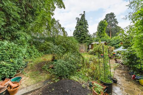 1 Oakcroft Close, West Byfleet, KT14 6JQ