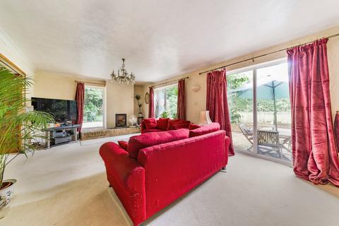 1 Oakcroft Close, West Byfleet, KT14 6JQ