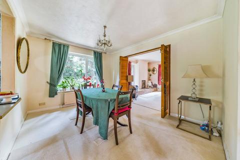 1 Oakcroft Close, West Byfleet, KT14 6JQ