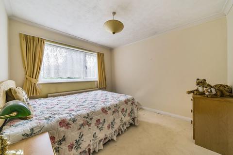 1 Oakcroft Close, West Byfleet, KT14 6JQ