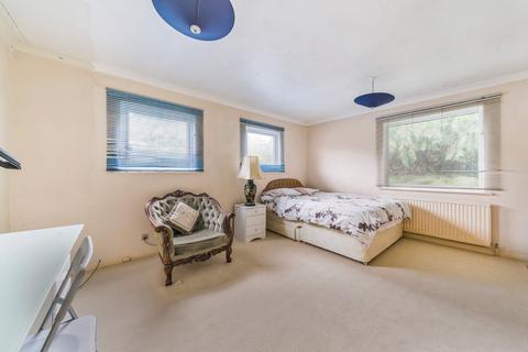 1 Oakcroft Close, West Byfleet, KT14 6JQ
