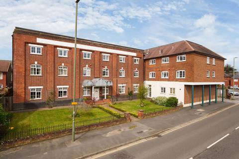 3 bedroom flat for sale, Llanaway House, 51 Meadrow, Godalming, GU7