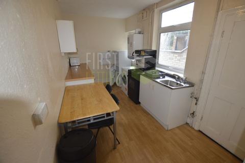 4 bedroom terraced house to rent, Thurlow Road, Leicester LE2