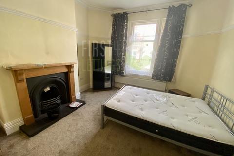 6 bedroom end of terrace house to rent - College Avenue, Leicester LE2