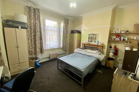 6 bedroom end of terrace house to rent, College Avenue, Leicester LE2