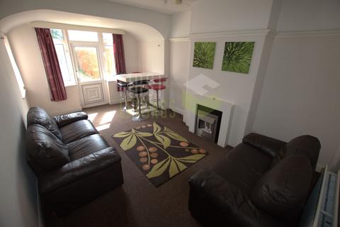 3 bedroom semi-detached house to rent, Gainsborough Road, Leicester LE2