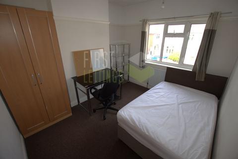 3 bedroom semi-detached house to rent, Gainsborough Road, Leicester LE2