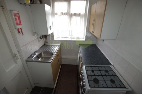 3 bedroom semi-detached house to rent, Gainsborough Road, Leicester LE2