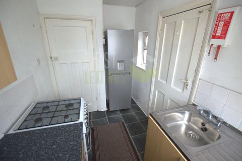 3 bedroom semi-detached house to rent, Gainsborough Road, Leicester LE2