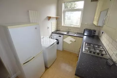 4 bedroom semi-detached house to rent - View 2