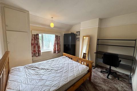 3 bedroom semi-detached house to rent, Victoria Park Road, Leicester LE2