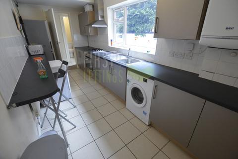4 bedroom terraced house to rent, Howard Road, Leicester LE2