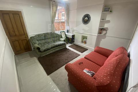 3 bedroom terraced house to rent, Hartopp Road, Leicester LE2