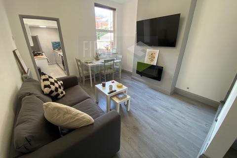 3 bedroom terraced house to rent, Lord Byron Street, Leicester LE2