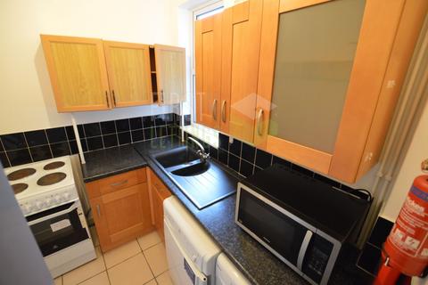 3 bedroom terraced house to rent, Cecilia Road, Leicester LE2