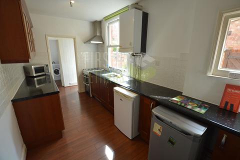 4 bedroom terraced house to rent, Thurlow Road, Leicester LE2