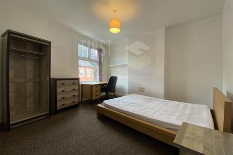 3 bedroom terraced house to rent, Bulwer Road, Leicester LE2