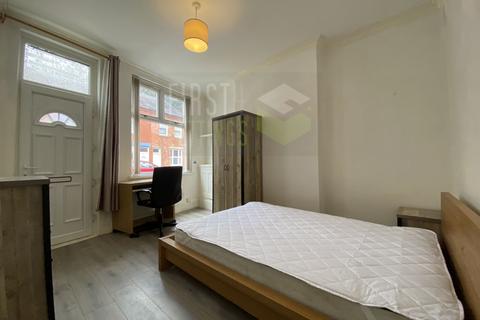 3 bedroom terraced house to rent, Bulwer Road, Leicester LE2