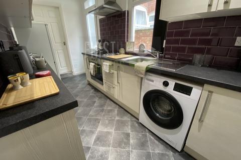 3 bedroom terraced house to rent, Wordsworth Road, Leicester LE2