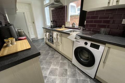 3 bedroom terraced house to rent, Wordsworth Road, Leicester LE2