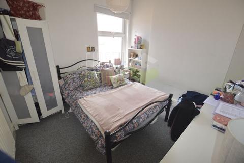 4 bedroom terraced house to rent, College Avenue, Leicester LE2