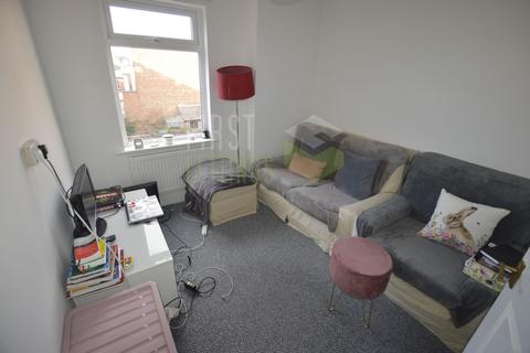 4 bedroom terraced house to rent, College Avenue, Leicester LE2