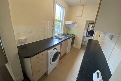 3 bedroom terraced house to rent, Clarendon Park Road, Leicester LE2