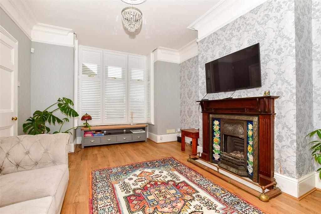 Christchurch Road, Ashford, Kent 5 bed semidetached house for sale £