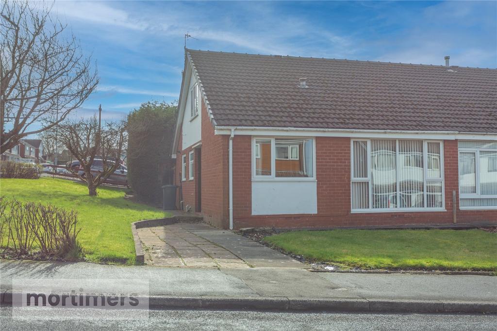 Fernlea Drive, Clayton Le Moors... 3 bed semidetached bungalow for