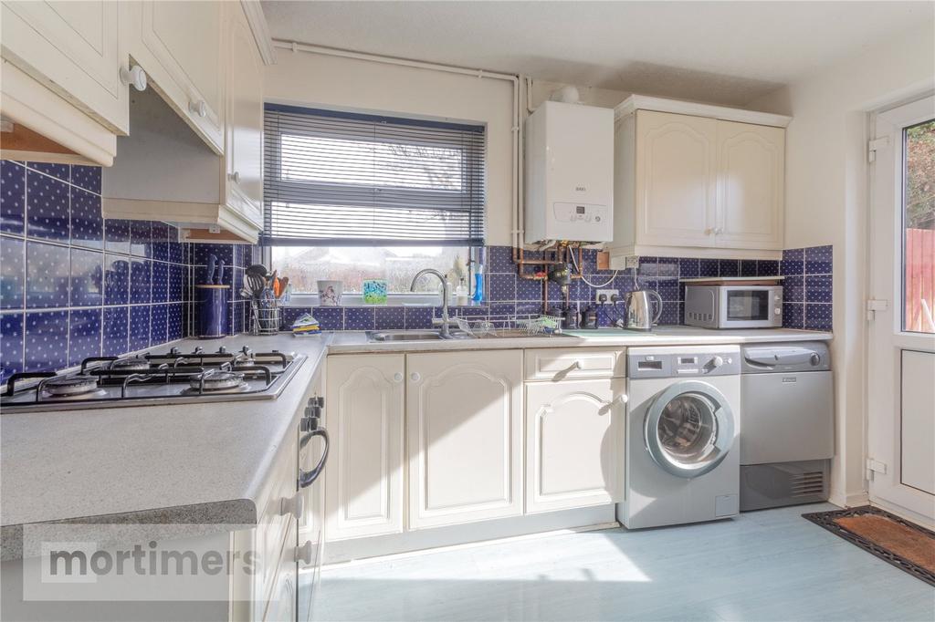 Fernlea Drive, Clayton Le Moors... 3 bed semidetached bungalow for