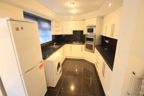 5 bedroom semi-detached house to rent, Alresford Road, Salford