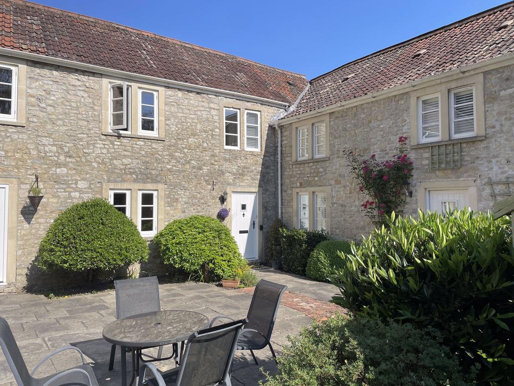 Courtyard to front