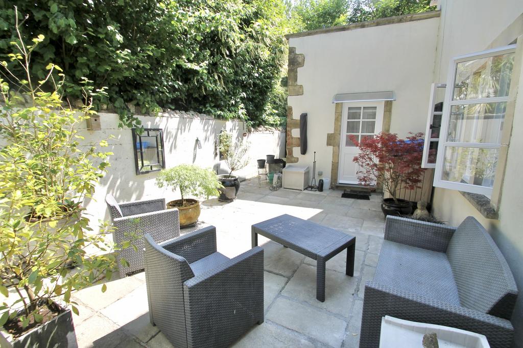 Courtyard garden to the rear