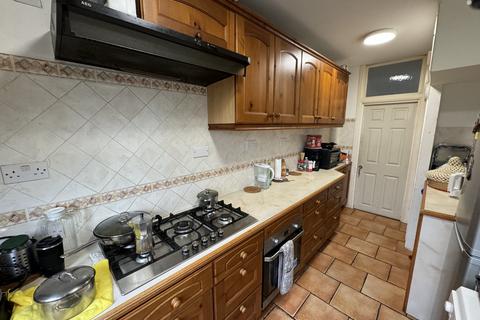 3 bedroom semi-detached house to rent, Park Road, HOUNSLOW, Greater London, tw3