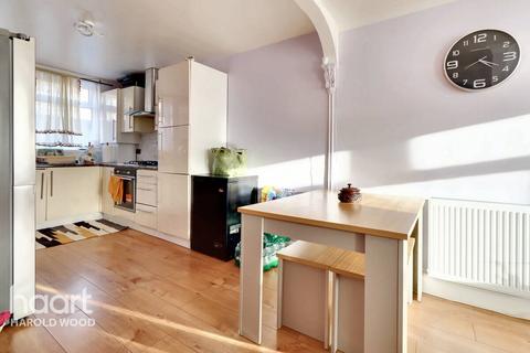 2 Orchis Way, Romford, RM3 9NT