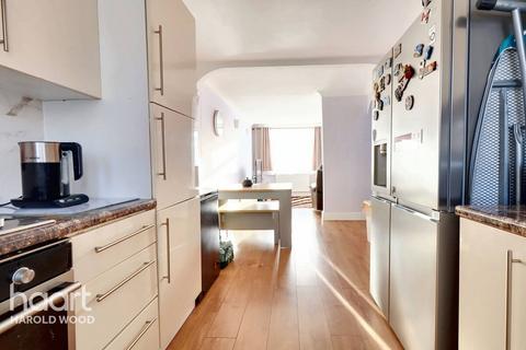 2 Orchis Way, Romford, RM3 9NT