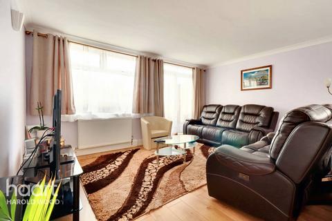 2 Orchis Way, Romford, RM3 9NT