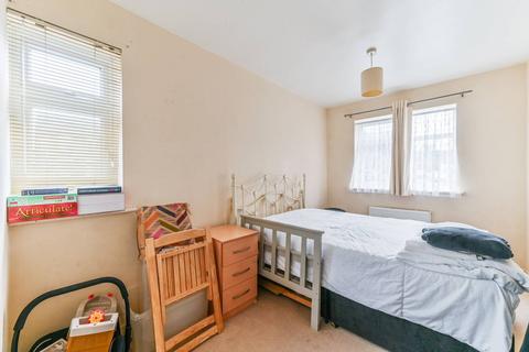 2 bedroom flat for sale, Fernleigh Close, Waddon, Croydon, CR0