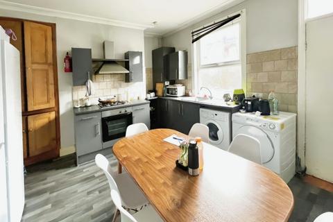 5 bedroom terraced house to rent, Stanmore Place, Burley, Leeds, LS4